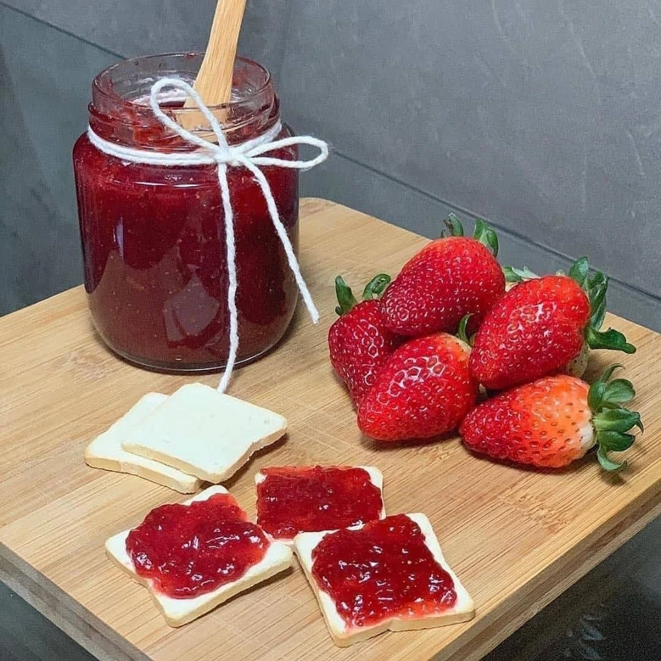 Geleia artesanal de Morango servida à mesa